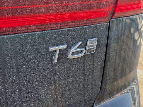 Used 2019 Volvo XC60 T6 Momentum w/ Multimedia Package image 3