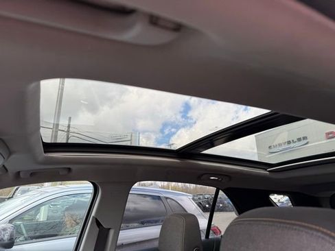 Used 2018 Chevrolet Equinox LT w/ Sun & Infotainment Package image 2