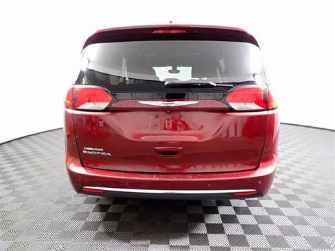 Used 2019 Chrysler Pacifica Touring-L image 12