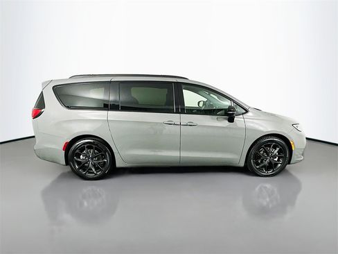 Used 2025 Chrysler Pacifica Limited image 15