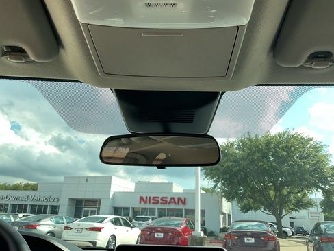 Used 2025 Nissan Sentra SV FWD image 17