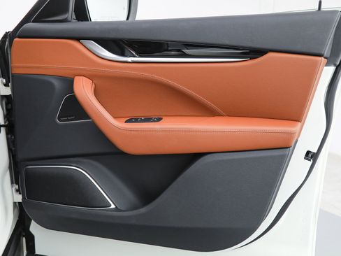 Certified 2022 Maserati Levante Modena image 12