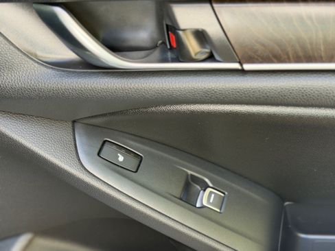 Used 2019 Honda Accord Touring image 10