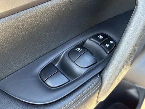 Used 2015 Nissan Rogue SV image 26