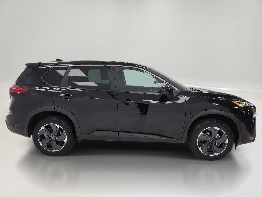 Used 2025 Nissan Rogue SV AWD/4WD image 4