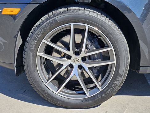 Certified 2025 Porsche Macan image 14