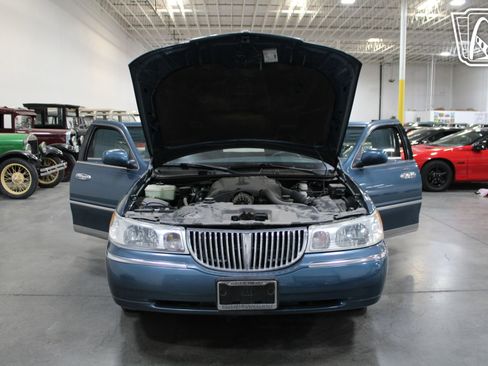 Used 2001 Lincoln Town Car Executive RWD image 37