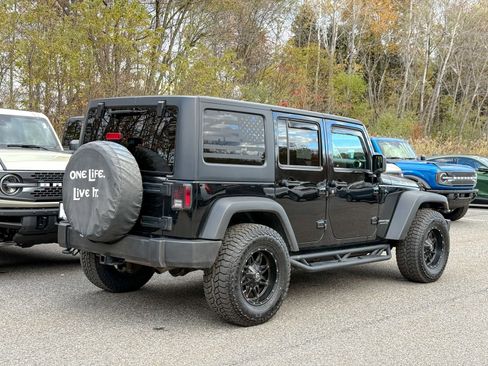 Used 2018 Jeep Wrangler Unlimited Rubicon w/ Connectivity Group image 6