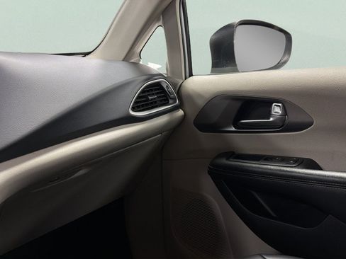 Used 2023 Chrysler Pacifica Touring-L FWD image 34