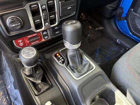 Used 2025 Jeep Wrangler Unlimited Rubicon AWD/4WD image 24