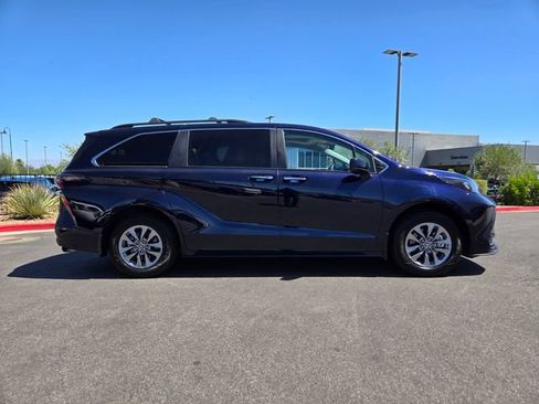 Used 2025 Toyota Sienna XLE FWD image 7