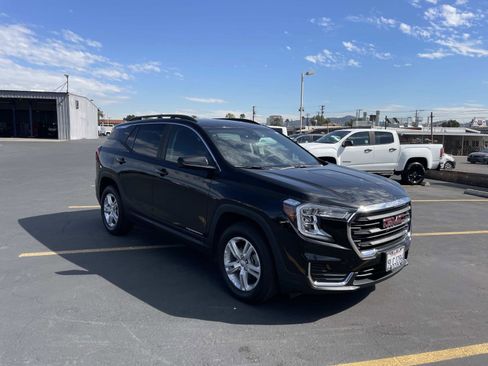 Used 2023 GMC Terrain SLE w/ Driver Convenience Package image 3