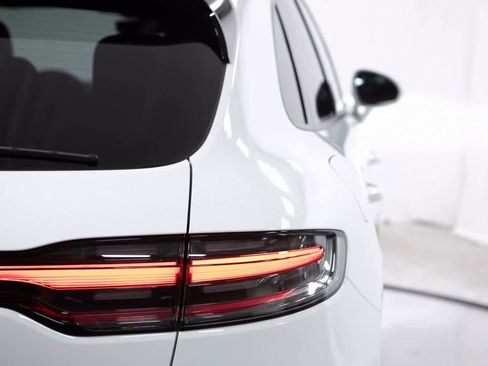 Certified 2025 Porsche Macan image 38