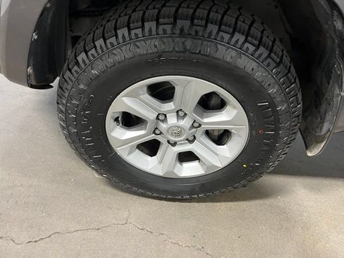 Used 2018 Toyota 4Runner SR5 AWD/4WD image 30