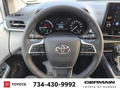 Used 2025 Toyota Sienna XLE image 30