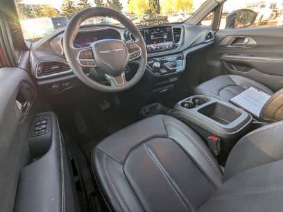 Used 2025 Chrysler Pacifica Select