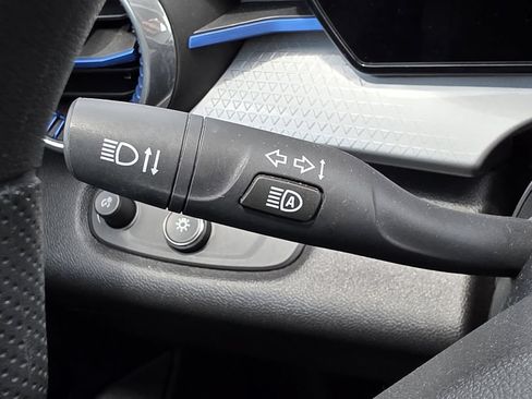 Used 2025 Chevrolet Trax LT FWD image 28