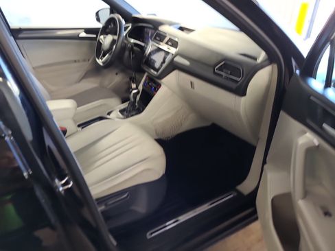 Used 2022 Volkswagen Tiguan SE R-Line image 10