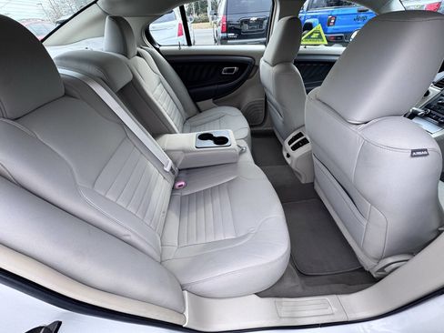 Used 2011 Ford Taurus SE image 32