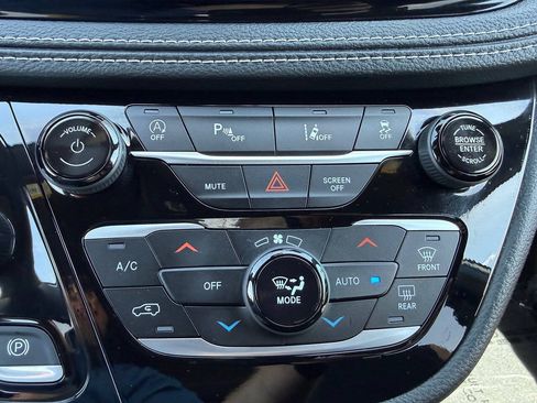Used 2024 Chrysler Pacifica Touring FWD image 43