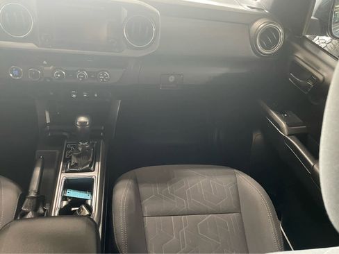 Used 2019 Toyota Tacoma TRD Off-Road AWD/4WD image 13