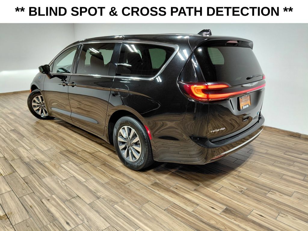 Certified 2024 Chrysler Pacifica Limited FWD image 11