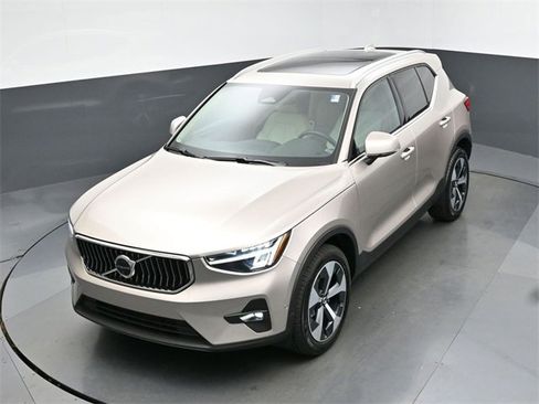 Used 2024 Volvo XC40 B5 Plus w/ Protection Package Premier image 45