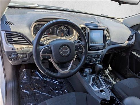 Used 2016 Jeep Cherokee Latitude w/ Cold Weather Group AWD/4WD image 10
