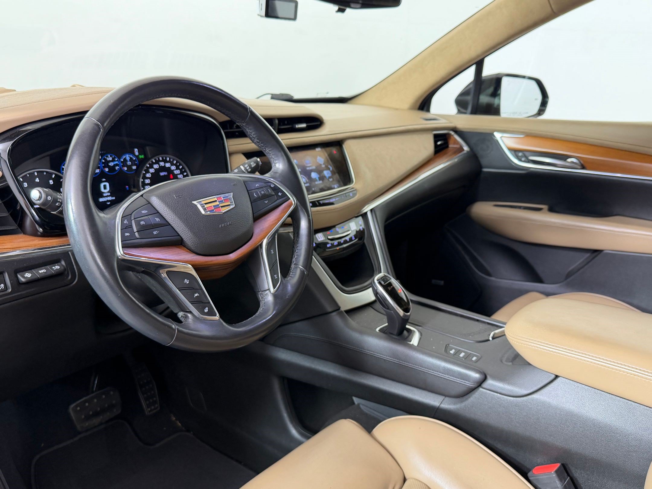 Used 2017 Cadillac XT5 Platinum AWD/4WD image 4