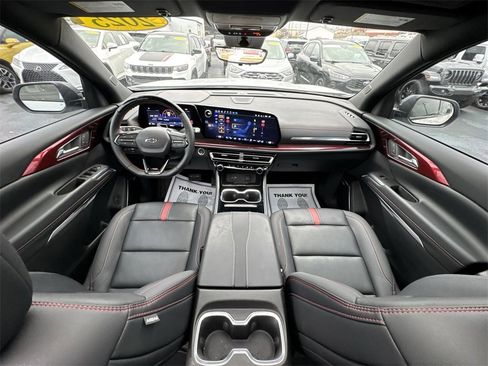 Used 2025 Chevrolet Traverse RS image 21