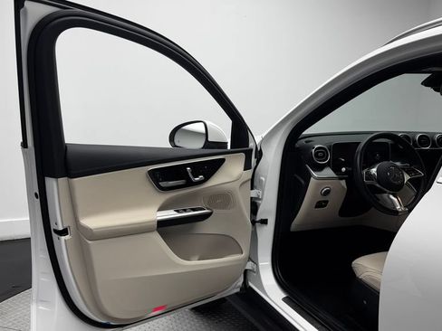 Used 2025 Mercedes-Benz GLC 300 4MATIC image 24