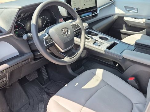 Certified 2026 Toyota Sienna XLE FWD image 10