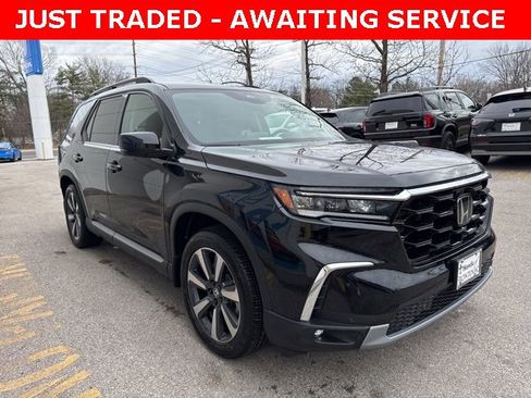 Used 2025 Honda Pilot Touring image 3