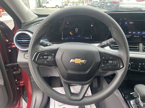 Used 2025 Chevrolet Trax LT FWD image 19