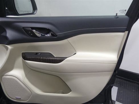 Used 2020 GMC Acadia Denali image 18