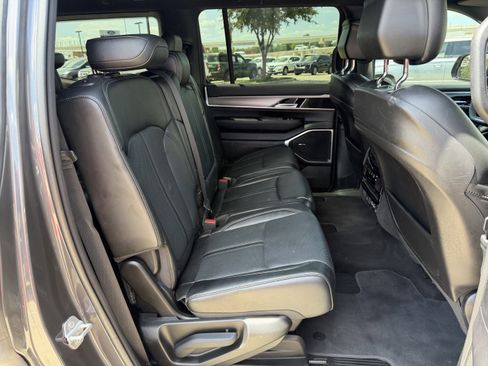 Used 2023 Jeep Wagoneer Series II RWD image 33