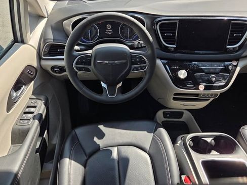 Used 2024 Chrysler Pacifica Touring-L FWD image 6