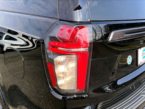 Used 2021 Chevrolet Suburban RST w/ Luxury Package image 24