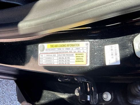 Used 2021 GMC Terrain SLT image 28