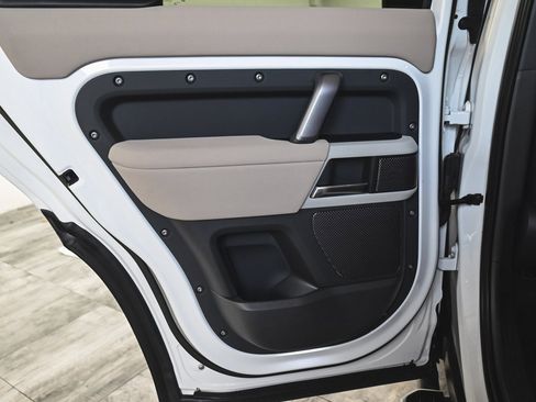 Used 2023 Land Rover Defender 110 X-Dynamic SE image 12