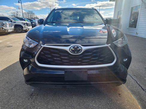 Used 2020 Toyota Highlander XLE image 2
