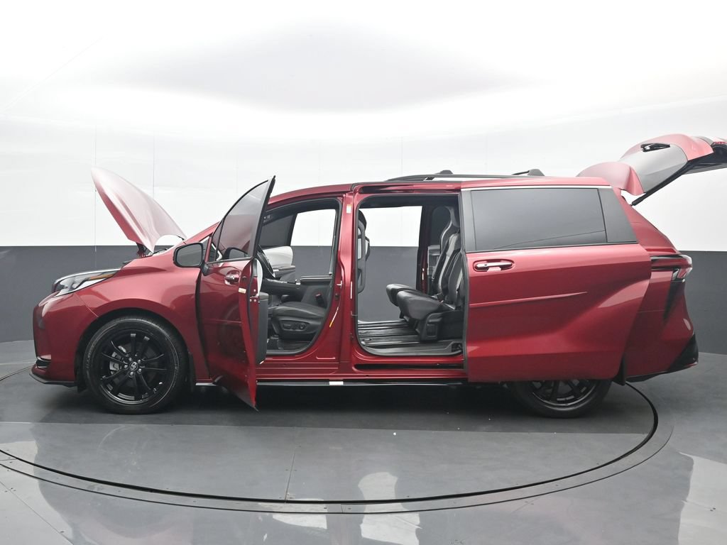 Used 2024 Toyota Sienna XSE FWD image 40