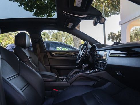 Used 2022 Porsche Cayenne Coupe image 28