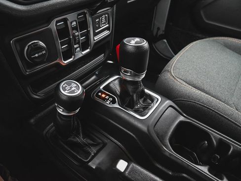 Used 2024 Jeep Wrangler Unlimited w/ Convenience Group image 27