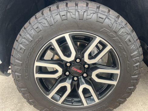 Used 2024 GMC Sierra 1500 AT4 w/ Technology Package AWD/4WD image 17