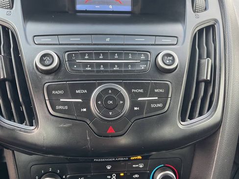 Used 2018 Ford Focus SE FWD image 2