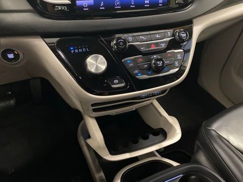 Used 2023 Chrysler Pacifica Touring-L FWD image 13