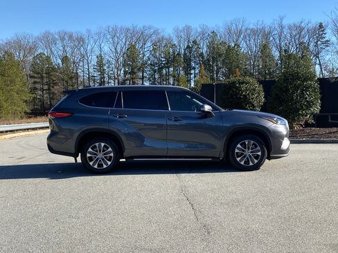 Used 2022 Toyota Highlander XLE image 5