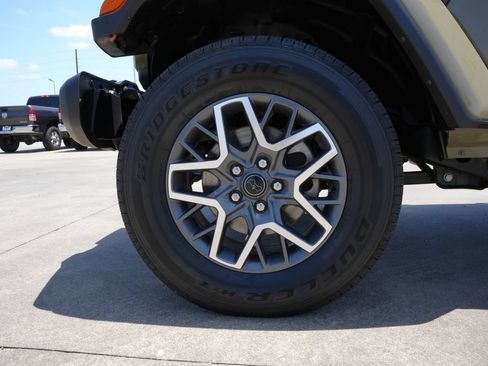 Used 2026 Jeep Wrangler Unlimited Sahara AWD/4WD image 26