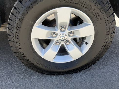Used 2019 RAM 1500 Express AWD/4WD image 9